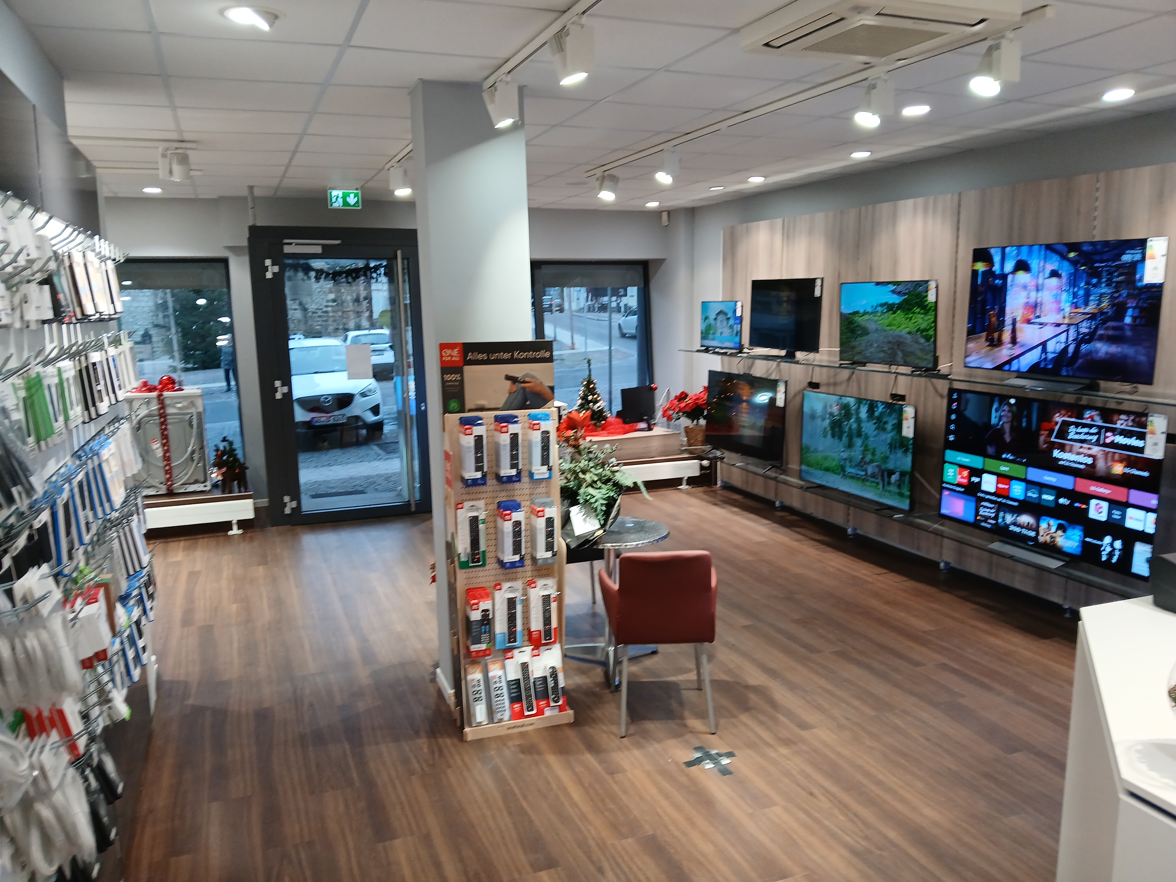 Innenansicht mit Zubehör und Beratungsbereich